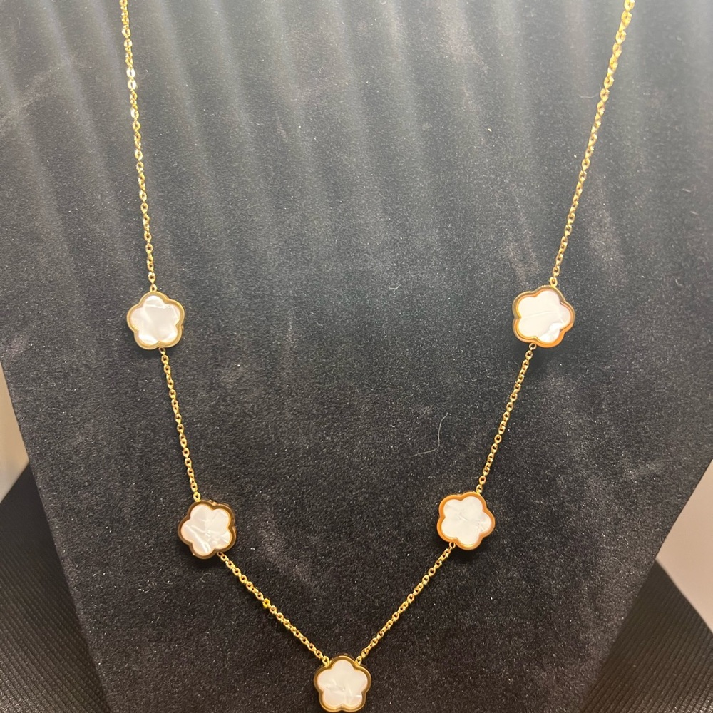2/$25 🌺Stainless Steel Elegant Gold and Mother of Pearl White Clover Necklace